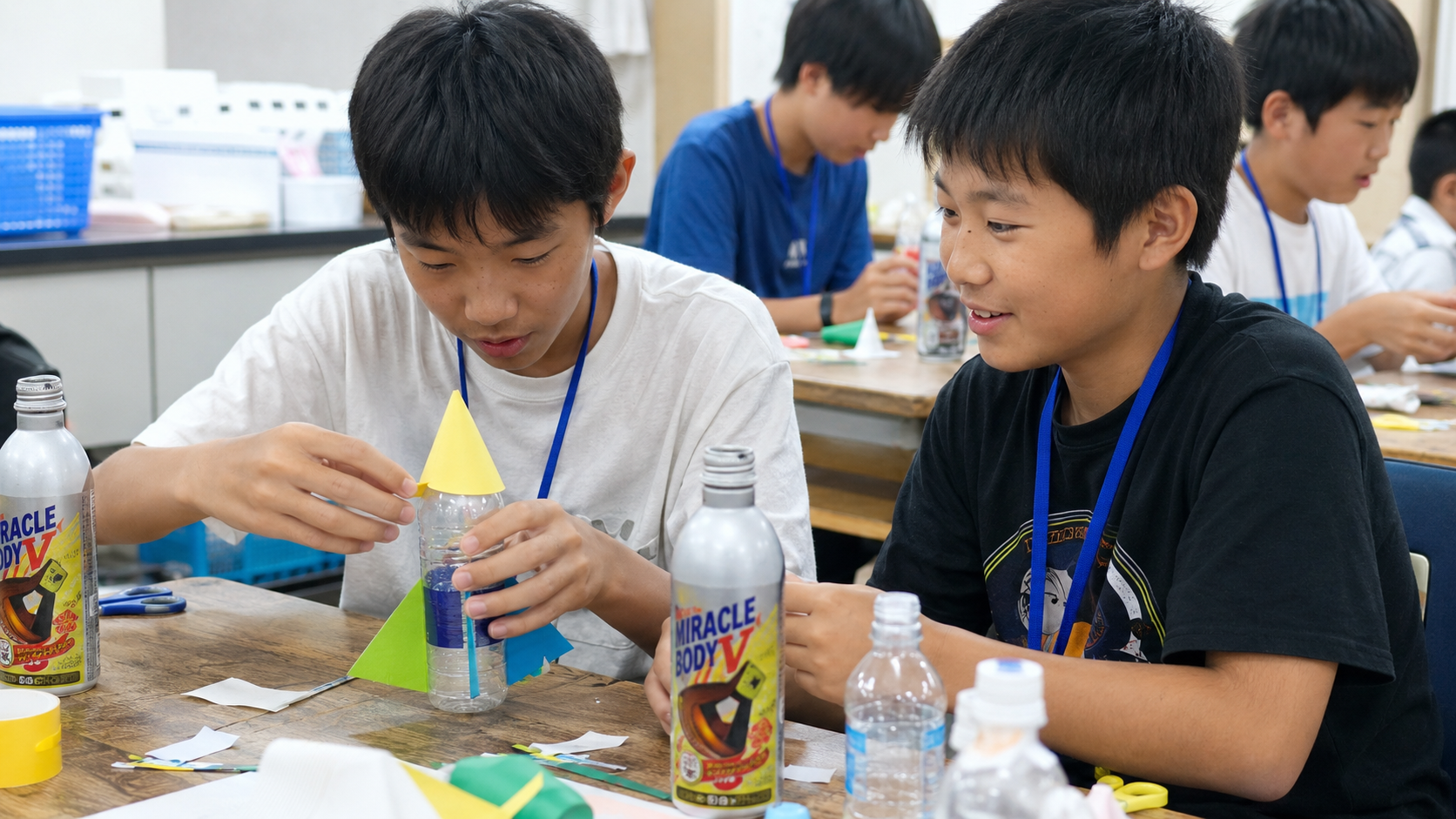ロケットの飾り付けをする生徒