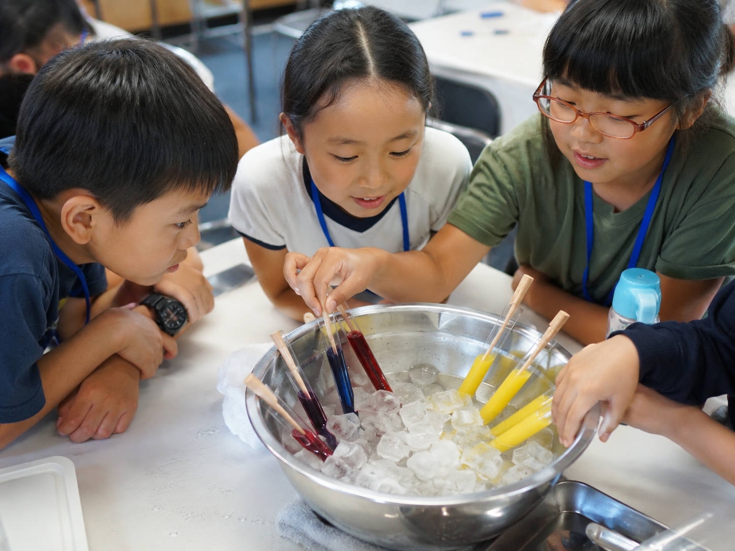 氷を使った低温実験をする児童たち