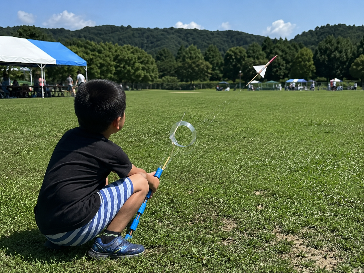 広場でリングロケットの飛距離を試す様子